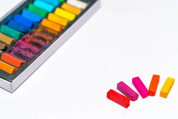 Materiais Arte Pastel Lápis Cor Diferentes Uma Caixa Uma Mesa — Fotografia de Stock