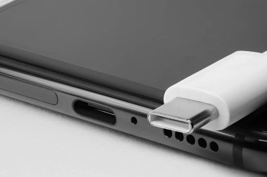 Kablolu yayın için USB Jack ile siyah telefon. Üzerinde beyaz kablo olan usb-c girdisi