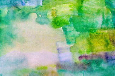 farklı renklerde boya darbeleriyle yeşil arkaplan