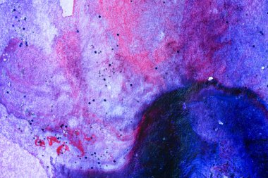 Soyut suluboya arka plan. Kırmızı, mor, mavi, koyu renkli. Her yer boya ve ışıltıyla dolu..