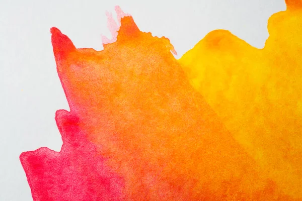 Kırmızı ve turuncu suluboya lekeli arka plan desenli el çizimi.