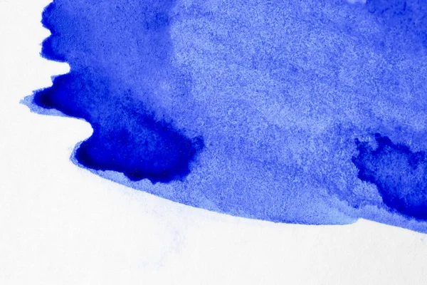 mavi suluboya lekeli arka plan eli çizilmiş.