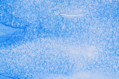 Beyaz zemin üzerinde kağıt dokusu olan mavi suluboya leke izole edilmiş. el çizimi.