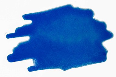 Beyaz zemin üzerinde kağıt dokusu olan mavi suluboya leke izole edilmiş. el çizimi.