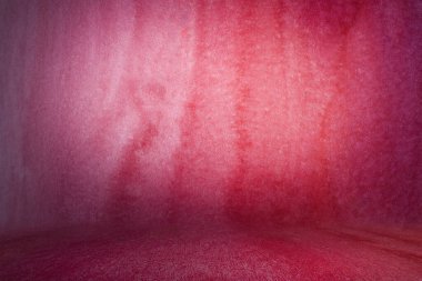 Fotoğraf arkaplanı kırmızısı, fotoğraf stüdyosu arka planı ve lambalarla aydınlatılmış zemin. Stüdyo Portresi Arkaplan Fotoğrafı