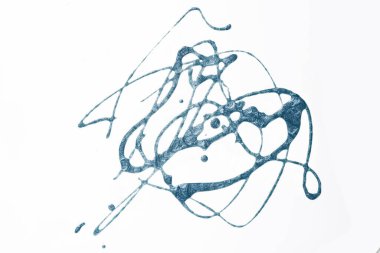 Lekelerden mavi boya damlaları. Parlak metalik boyalı, parıltılı. Kağıt üzerindeki soyut leke