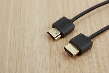hdmi siyah kablo masada yatıyor