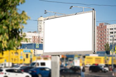 Reklam panosu, yatay reklam için büyük bir model. Şehir caddesinde yaz günü