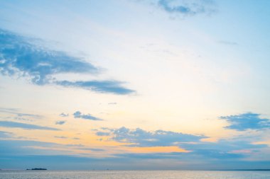 Gün batımında gökyüzü suyu ve bulutlar