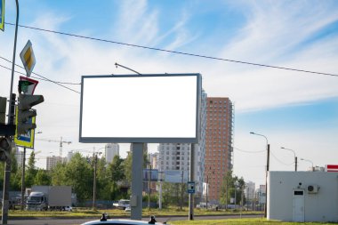Reklam panosu, yatay reklam için büyük bir model. Şehir caddesinde yaz günü
