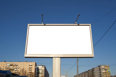 3x6 büyük reklam panosu gün boyunca gökyüzüne karşı duruyor, beyaz bir reklam alanı modeliyle
