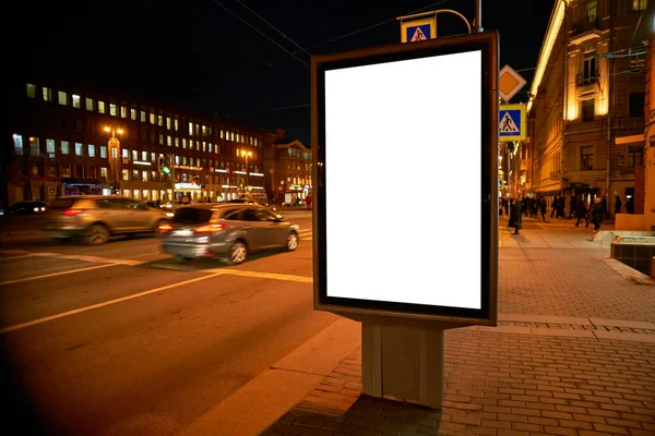 街上的告示牌在夜里闪闪发光 用于广告设计的布局 户外带白场的数码单塔 — 图库照片