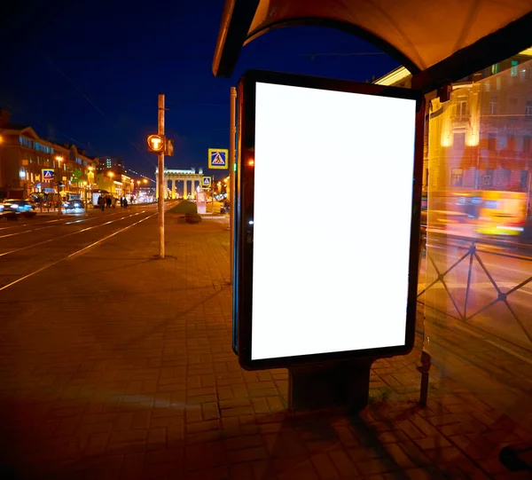 Billboard Στο Δρόμο Λάμπει Νύχτα Διάταξη Για Διαφημιστικό Σχεδιασμό Φύλλο — Φωτογραφία Αρχείου