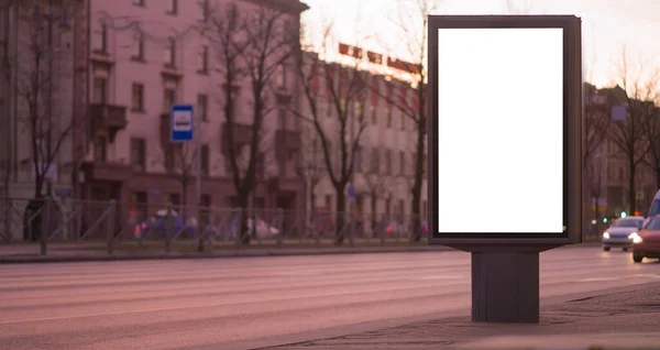 Posterler için dikey reklam panosu, şehir formatı, açık hava reklamları için aydınlatılmış tabela.