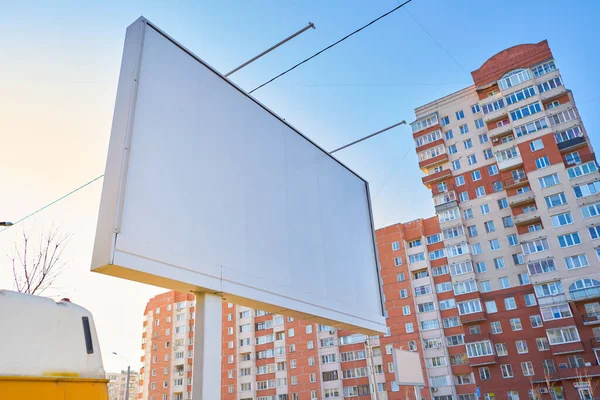 Panneau Affichage 3X6 Grand Debout Dans Ville Contre Ciel Pendant — Photo