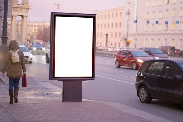 Vertikální Billboard Pro Plakáty Městský Formát Osvětlená Cedule Silnice Lidé — Stock fotografie