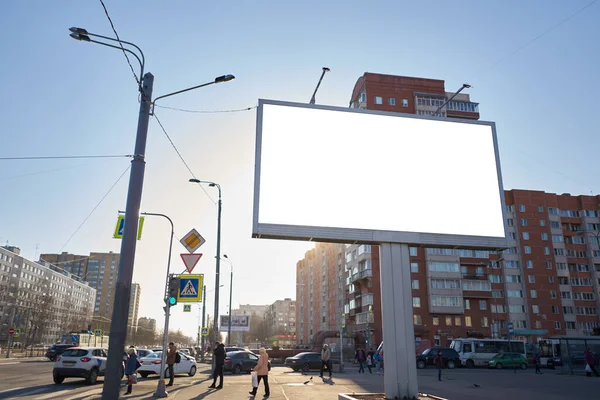 6大广告牌白天站在城市的天空中 上面有一个白色的广告空间 — 图库照片