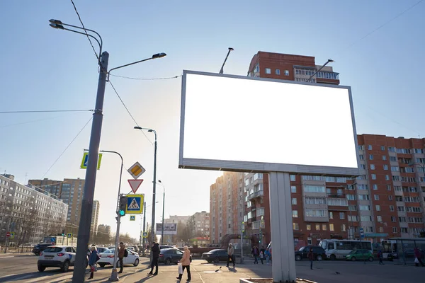 3X6 Große Plakatwand Die Tagsüber Der Stadt Gegen Den Himmel — Stockfoto