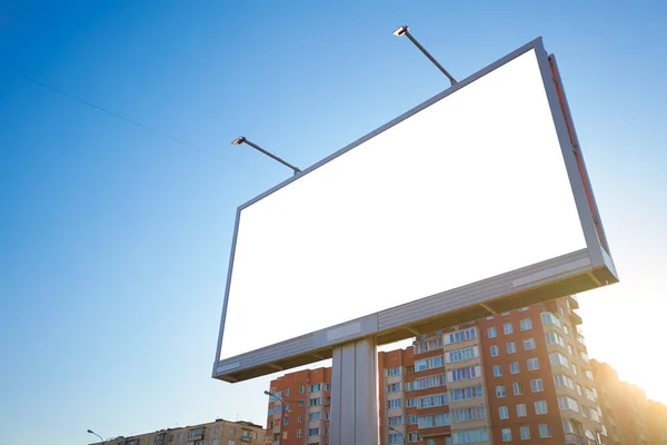 日中は空に向かって街に立っている3X6の大きな看板 白い広告スペースのモックアップ — ストック写真