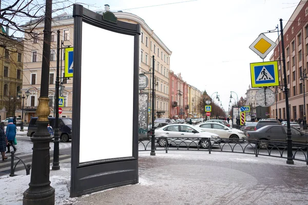 垂直的城市广告牌与白场Mockup 下午在市中心 冬天下着雪 户外广告 — 图库照片