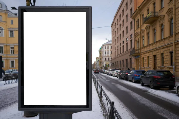 Vertikální Městský Billboard Bílým Polem Mockup Centru Města Odpoledne Sněhem — Stock fotografie