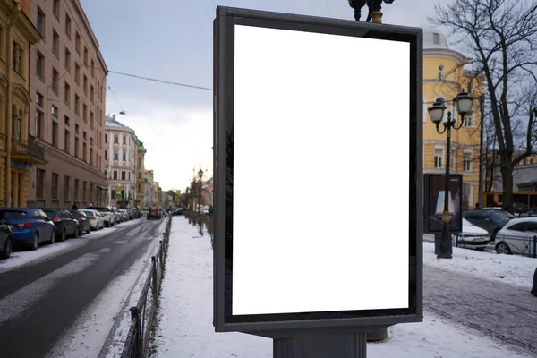 Vertikální Městský Billboard Bílým Polem Mockup Centru Města Odpoledne Sněhem — Stock fotografie