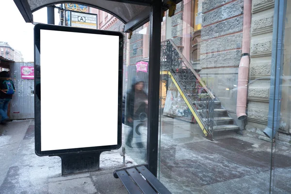 公交候车亭中的垂直城市广告牌 白场Mockup 下午在市中心 有雪在冬季户外广告 — 图库照片