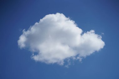 Mavi gökyüzünde beyaz bulut