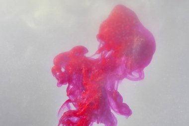 Sudaki mürekkep boyası suda mor boya patlaması