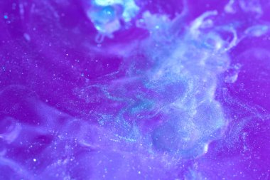 Suyun içinde parlak mavi mor boya