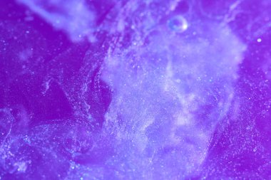 Suyun içinde parlak mavi mor boya