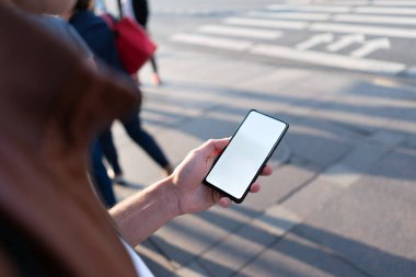 Telefon çerçevesi olmayan bir adamın elinde. Beyaz ekran modelinde.