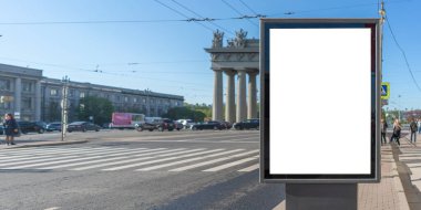Dikey reklam panosu, şehir formatı. Beyaz reklam alanı modeliyle