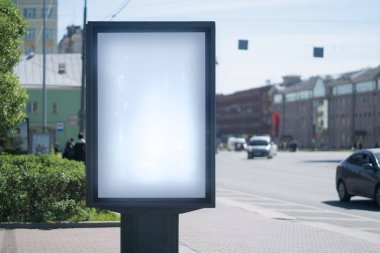 Dikey reklam panosu, şehir formatı. Beyaz reklam alanı modeliyle