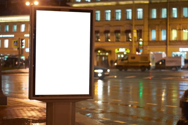 广告牌上的明灯 在夜城闪耀 模仿一个白色的领域的广告 雨天和道路 — 图库照片
