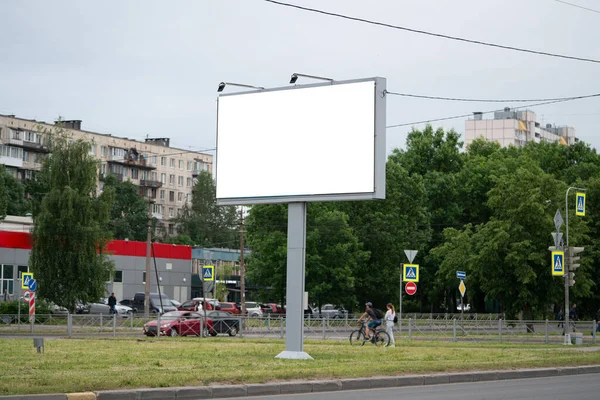 도시에서 광고판을 설치하기 흉내를 — 스톡 사진