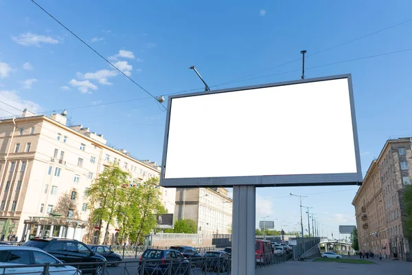 市内の道路近くの青い空に白い看板 — ストック写真