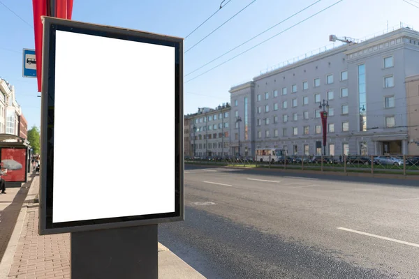 空白の看板屋外 屋外広告 市内道路上の公共情報ボード — ストック写真