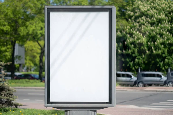 Boş reklam panoları, açık hava reklamları, şehir yolunda halka açık bilgi panoları.