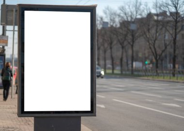 Şehirde dikey reklam panosu ışık kutusu var. MOCKUP reklamını yolun yakınına koymak için.