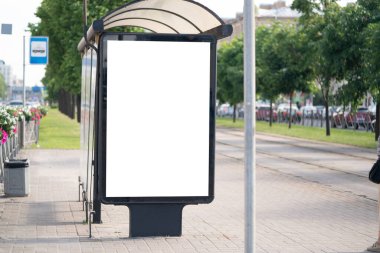 Şehirde dikey reklam panosu ışık kutusu var. MOCKUP reklamını otobüs durağındaki yol reklamının yanına koymak için.
