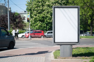 Boş reklam panoları, açık hava reklamları, şehir yolunda halka açık bilgi panoları.