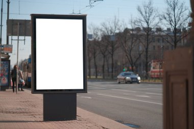 Şehrin yakınlarında dikey ilan panosu ışık kutusu var. MOCKUP reklamını yerleştirmek için