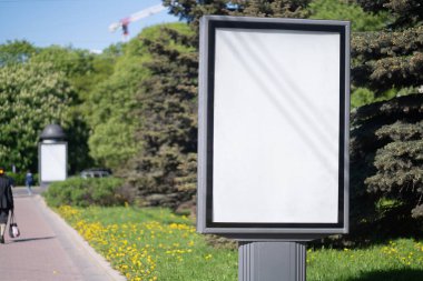 Şehirde dikey reklam panosu var. Beyaz reklam alanı modeliyle