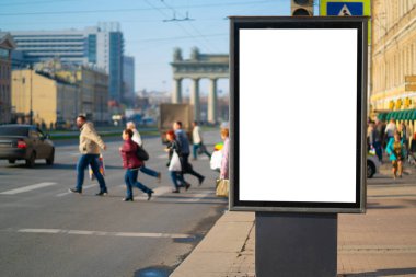Şehirde dikey reklam panosu ışık kutusu var. MOCKUP reklamını arka planda insanların karşıya geçtiği yere yerleştirmek için.