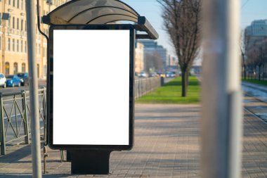 Şehirde dikey reklam panosu ışık kutusu var. Otobüs durağında reklam. MOCKUP reklamını yerleştirmek için