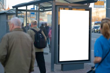 Şehirde dikey reklam panosu reklamı var. Arka planda insanların olduğu MOCKUP reklamı için