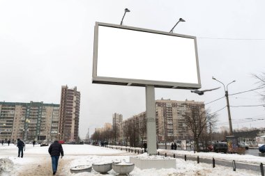 Açık hava reklamları için reklam panosu MOCKUP. Şehrin içinde.