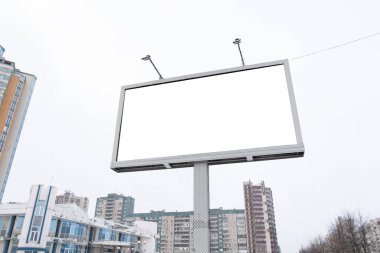 Açık hava reklamları için reklam panosu MOCKUP. Kentte durmuş, açık hava reklamı yapıyor.