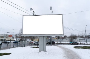 Açık hava reklamları için reklam panosu MOCKUP. Şehrin içinde.